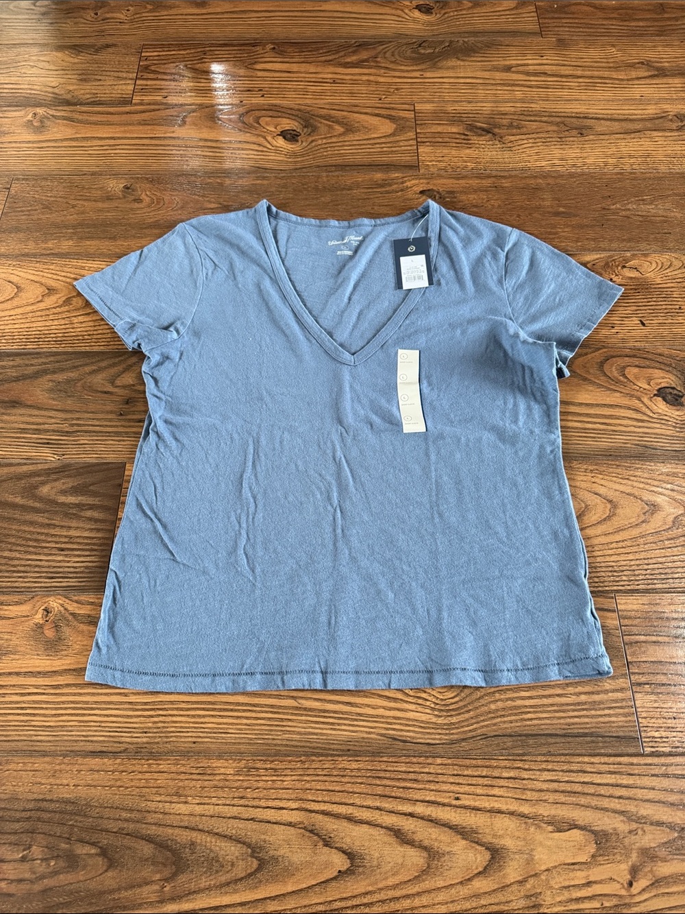 Universal Thread NWT blue vneck tee, size Lg